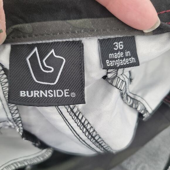 Burnside Men's Hybrid Cargo Shorts Size 36 Green Camo - Picture 3 of 3